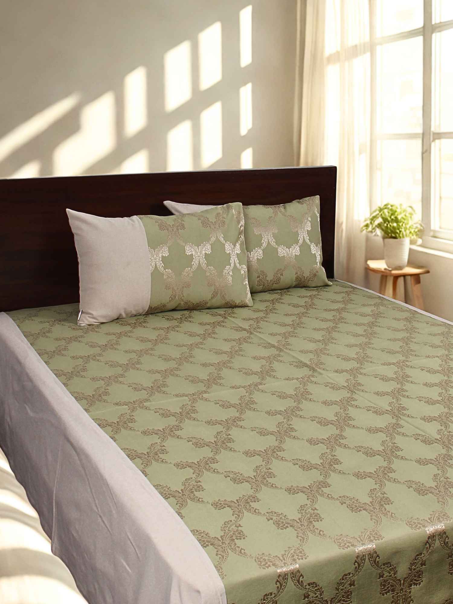 Green Ogee Jacquard Bed Cover Set with 2 Pillow Covers